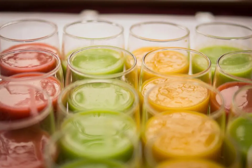 Värikkäitä smoothieita laseissa – kollageenijauhe sekoitetaan usein juomaan